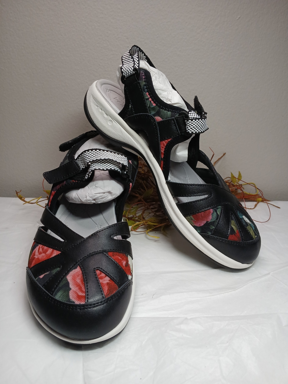 Easy Spirit Sandals Explorer24 Womens Sz 8.5 M Red Floral Panels Black Leather
